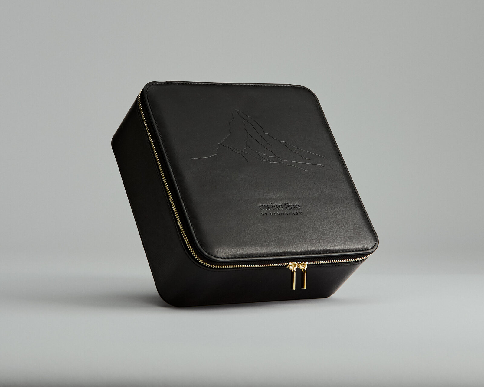 La Colline, Trousse cuir